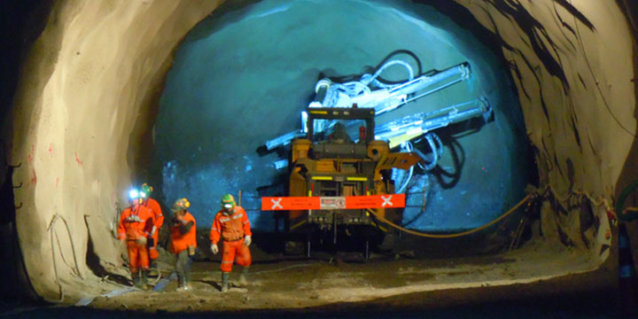 mineros de Codelco trabajando